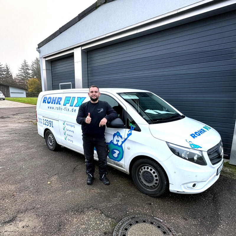 Rohr-Fix Team mit Einsatzfahrzeug vor Ort in Göppingen